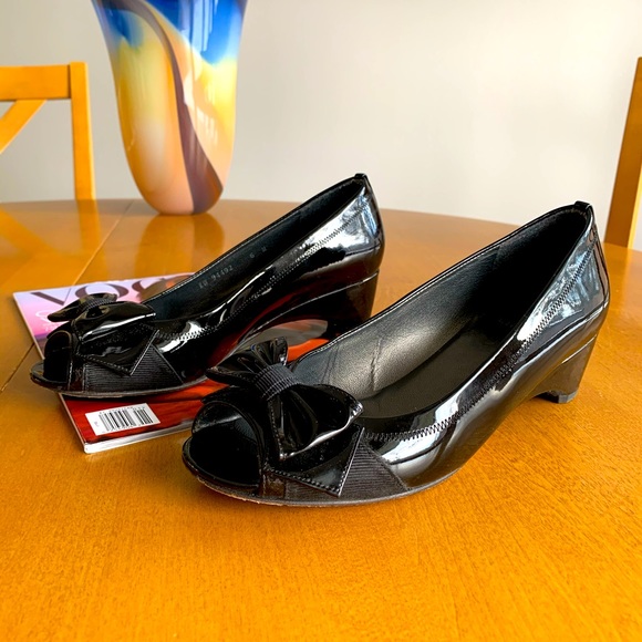 CLASSIC π Stuart Weitzman Black Patent Leather Bow Open Toe Wedges Heels Size 6